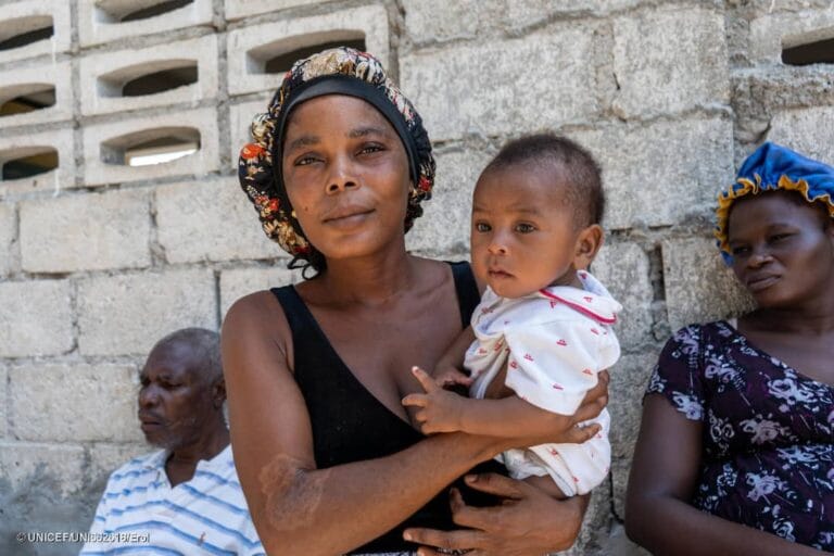 Ketteline, 28 ans, et son enfant ont été déplacés en raison des violences perpétrées par les groupes armés à Pont-Sondé, en Haïti.UNICEF, 28 octobre 2024