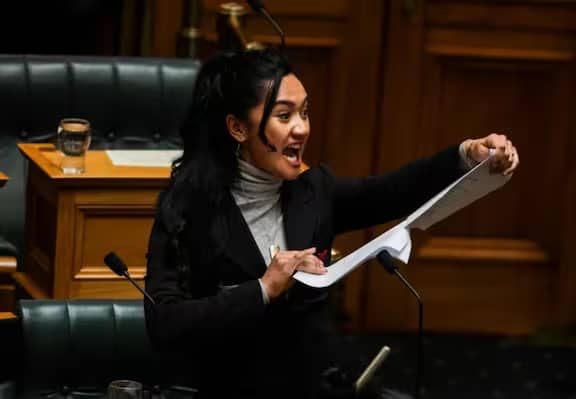 À seulement 22 ans, Hana-Rawhiti Maipi-Clarke est devenue la plus jeune députée jamais élue dans l’histoire presque bicentenaire du pays. Elle représente la circonscription de Hauraki-Waikato pour Te Pāti Māori et se distingue comme une fervente défenseure des droits des Māori.