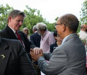 Leslie Voltaire et Dennis B. Hankins le Le 19 décembre 2024 lors d'une cérémonie traditionnelle pour fêter la fin de l'année à la villa d'accueil, Port-au-Prince, Haïti