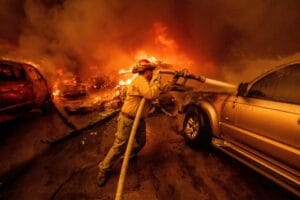 Depuis le mardi 7 janvier 2025, le comté de Los Angeles est en proie à des incendies de forêt d'une ampleur dramatique. Les noms « Palisades fire », « Eaton fire » et « Hurst fire » résonnent comme des avertissements dans une région déjà fragilisée par des conditions climatiques extrêmes. Photo de @AJEnglish