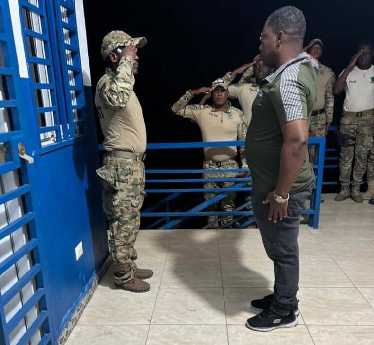 Sur instruction du Directeur Général a.i de la PNH, Monsieur Rameau NORMIL, le Commissaire Principal Pierre Rodrigue a été installé comme le nouveau Responsable de la POLIFRONT à la Base Frontière de Belladère, département du Centre, en remplaçant le Commissaire Rhaut Frantz. Photo de @pnh_officiel