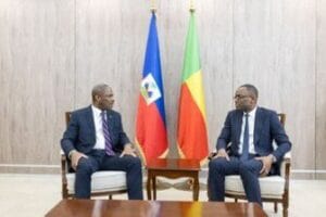 Le ministre des Affaires étrangères d’Haïti, Jean Victor Harvel Jean Baptiste, a rencontré son homologue béninois, Olushegun Adjadi Bakari, à Cotonou. Benin-Haiti-@anbamapouH