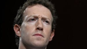 Le patron de Meta, Mark Zuckerberg, opère des changements majeurs dans ses politiques, s'inscrivant dans une approche plus proche de celle du futur président américain et d'Elon Musk. @anbamapouH, 7 janvier 2025