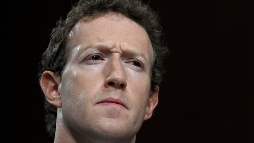 Le patron de Meta, Mark Zuckerberg, opère des changements majeurs dans ses politiques, s'inscrivant dans une approche plus proche de celle du futur président américain et d'Elon Musk. @anbamapouH, 7 janvier 2025
