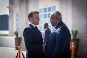 Macron dans une visite aux Forces françaises stationnées à Djibouti avec le Président @IsmailOguelleh le21 décembre 2024