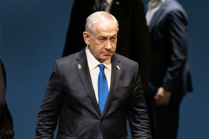 Le Premier ministre israélien, Benjamin Netanyahu, poursuivi par la Cour pénale internationale (CPI) pour crimes de guerre et crimes contre l’humanité, pourra néanmoins assister aux commémorations des 80 ans de la libération du camp d'Auschwitz-Birkenau, un événement de grande importance mémorielle. Photo de @dmriviere, Bejamin Netanyahu @anbamapouH